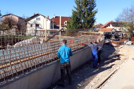 GRADNJA BRVI ČEZ CERKNIŠČICO 04 FOTO LJUBO VUKELIČ
